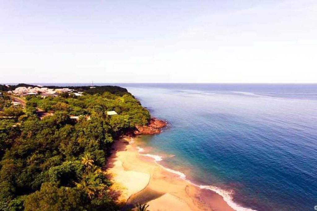 Plage de Ferry à Deshaies vue du ciel