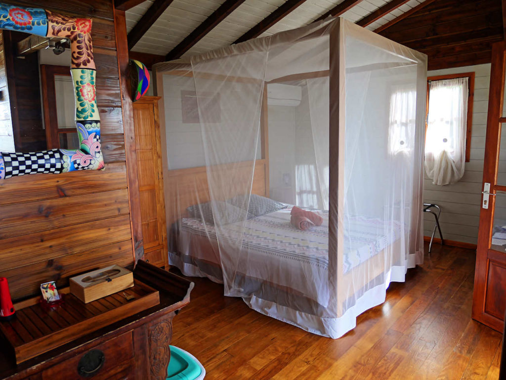 Chambre avec lit à baldaquin et moustiquaire